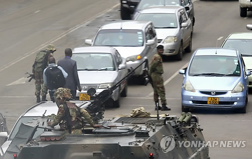 짐바브웨 수도 순찰하는 쿠데타 무장군인들