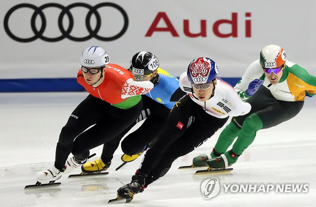 Hwang Dae-heon of South Korea (second from R) competes in the men's 1,500m preliminaries at the International Skating Union World Cup Short Track Speed Skating at Mokdong Ice Rink in Seoul on Nov. 16, 2017. (Yonhap)