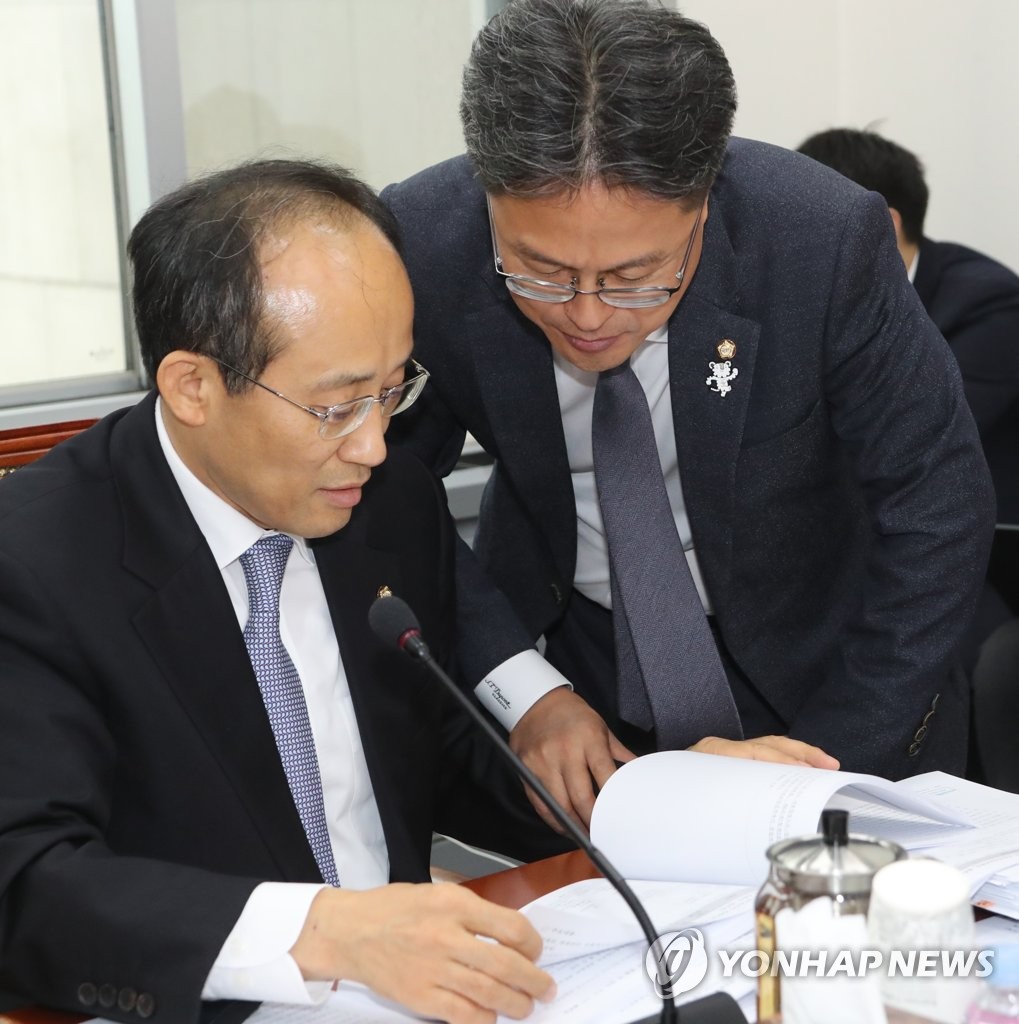더불어민주당 김정우 의원(오른쪽)과 자유한국당 추경호 의원 [연합뉴스 자료사진] 