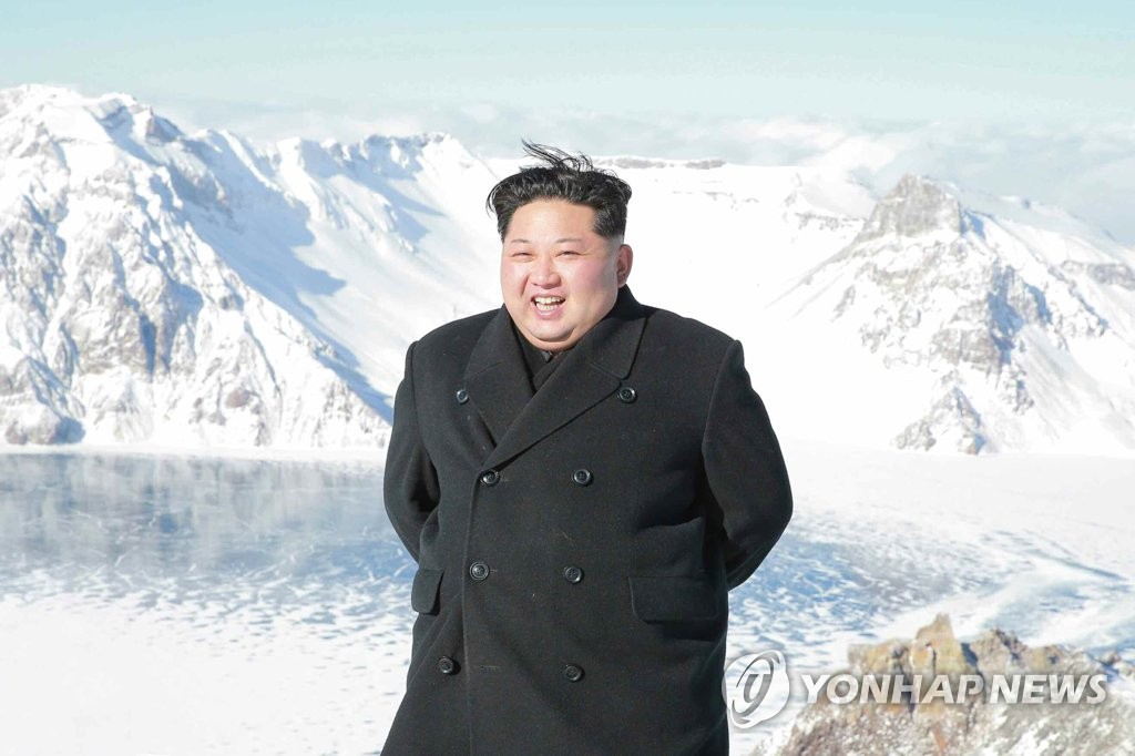 지난 2017년 12월 백두산에 오른 김정은 북한 국무위원장 [평양 조선중앙통신 제공]