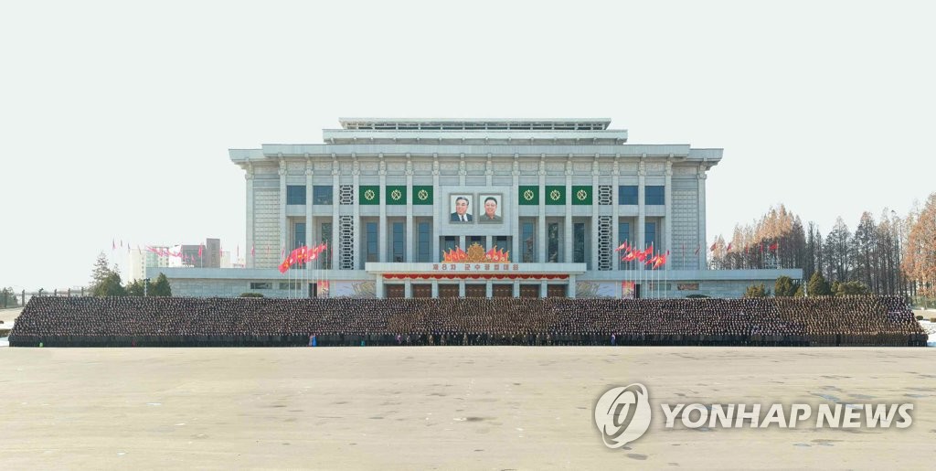 북한 김정은, 군수공업대회 참석자와 기념사진