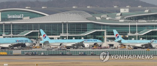 수하물 싣는 대한항공 여객기