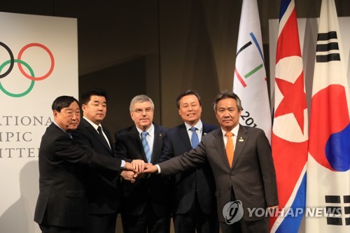 회담 후 악수하는 손 잡은 대표단