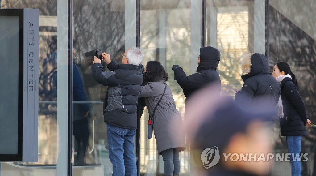 시민들 강릉 아트센터 도착한 현송월 촬영