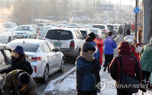 사진 촬영도 좋지만…불법주차 '눈살'