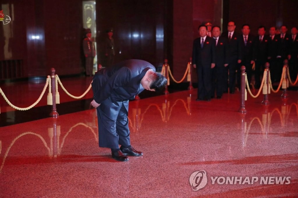 북한 김정은, 김정일 생일 맞아 금수산궁전 참배
