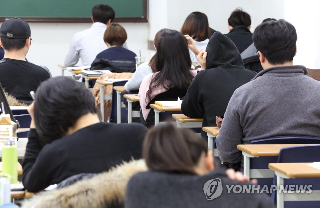 설 연휴 마지막 날인 2018년 2월 18일 서울 동작구 노량진 한 공무원시험 준비 학원에서 수험생들이 공부하고 있다.