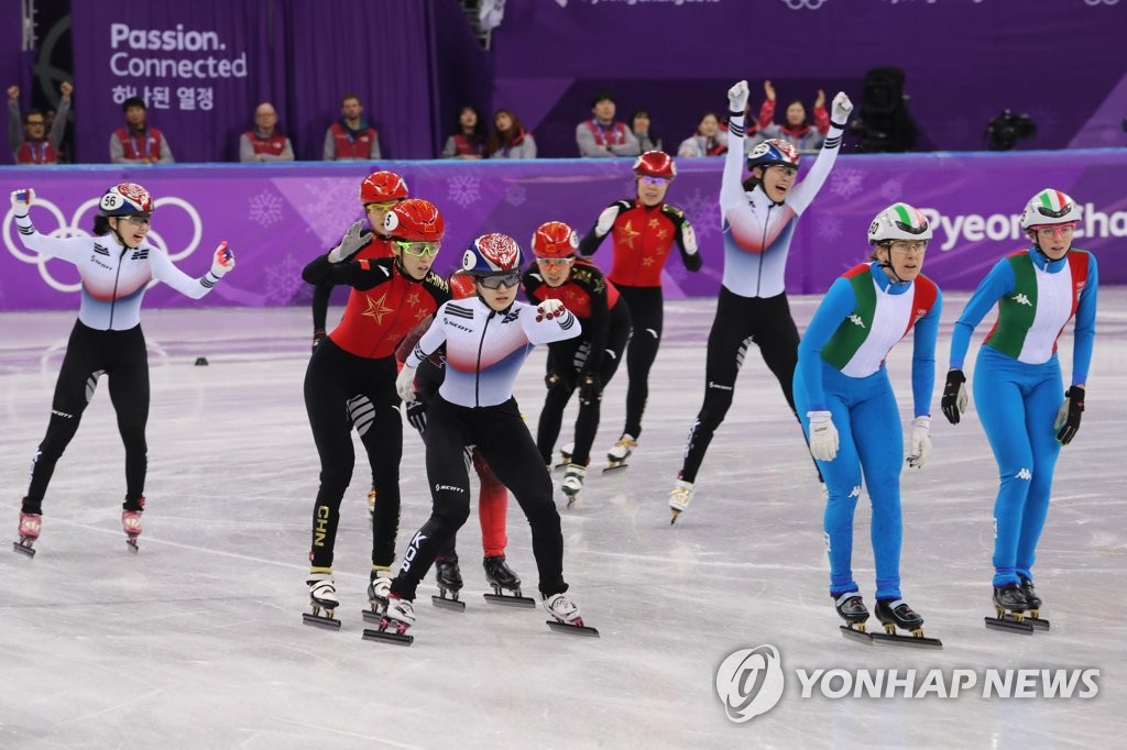 [올림픽] 결승선 통과하는 쇼트트랙 여자 계주팀