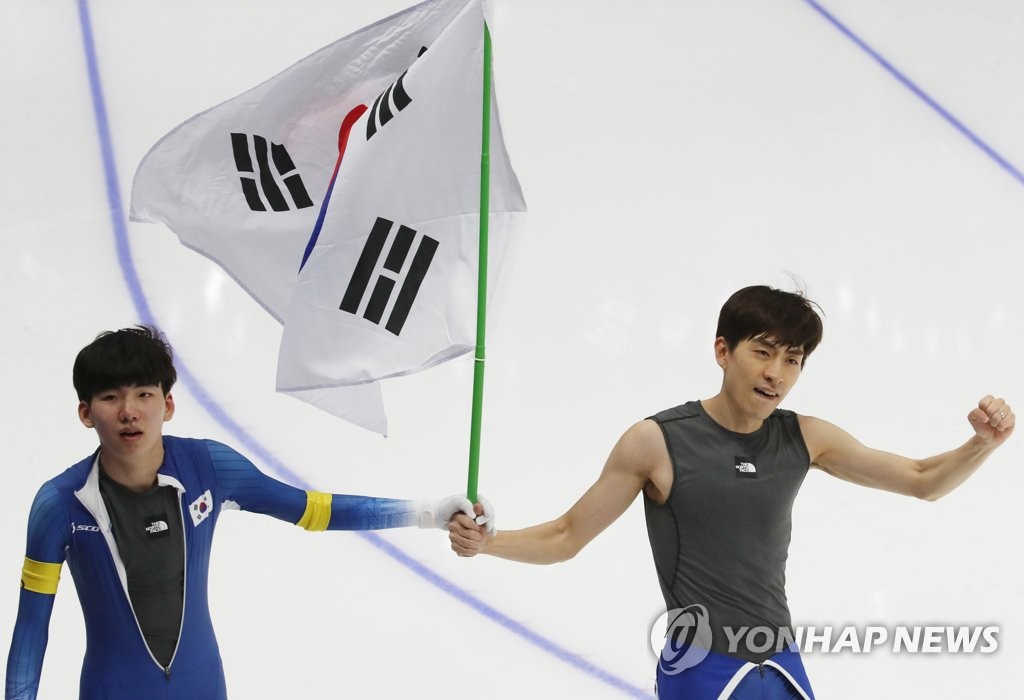 평창올림픽 남자 매스스타트에서 금메달 합작한 정재원(왼쪽)과 이승훈