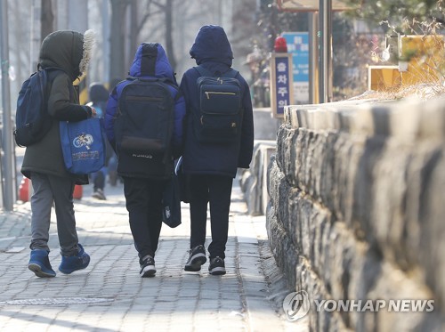 아직은 추운 등굣길