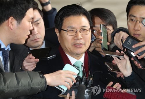 검찰 출석하는 홍문종 의원