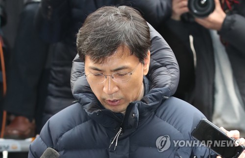 고개숙여 사죄하는 안희정