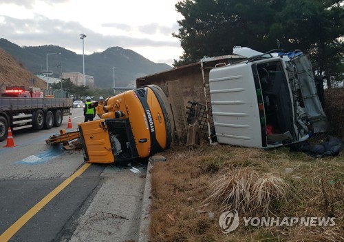 광주순환도로서 트럭이 통행료 내던 차 추돌