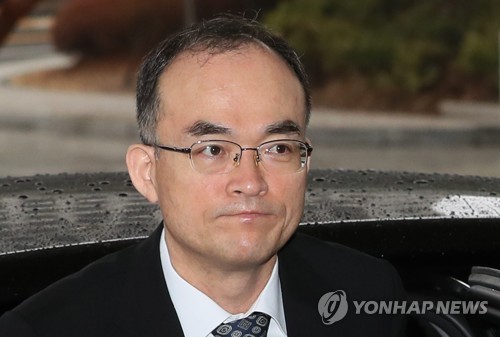 출근하는 문무일 검찰총장