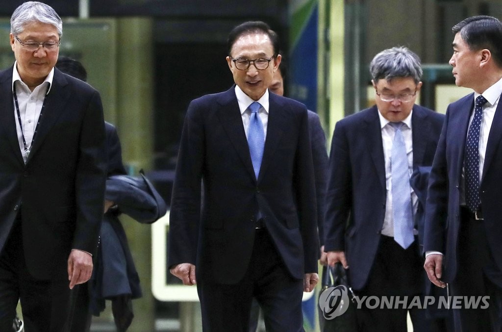 이명박 전 대통령, 21시간 피의자 조사 후 귀가