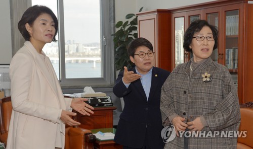 얘기 나누는 고용노동소위 간사들