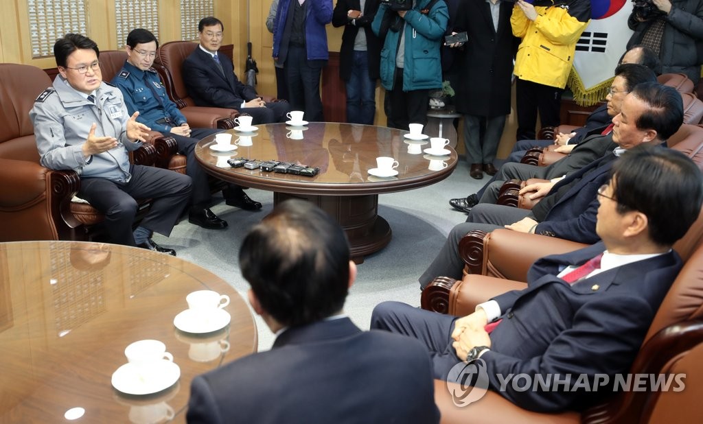 한국당 의원들에게 답변하는 울산청장