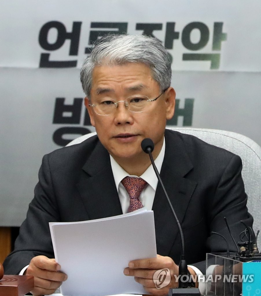 발언하는 김동철 원내대표