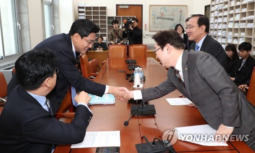 사개특위, 악수하는 간사들