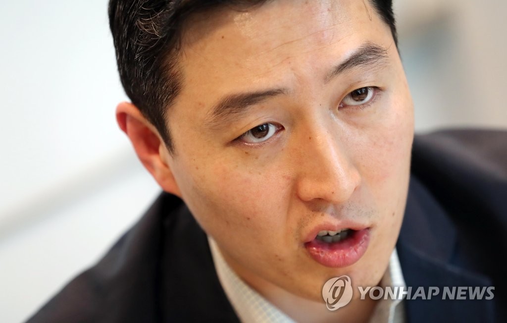 질문 답하는 김대윤 핀테크산업협회장