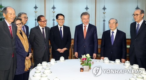 환담하는 문 대통령과 남북정상회담 원로자문단