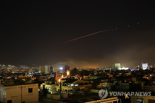 미국, 시리아 화학무기시설 등 정밀타격…英·佛과 합동작전