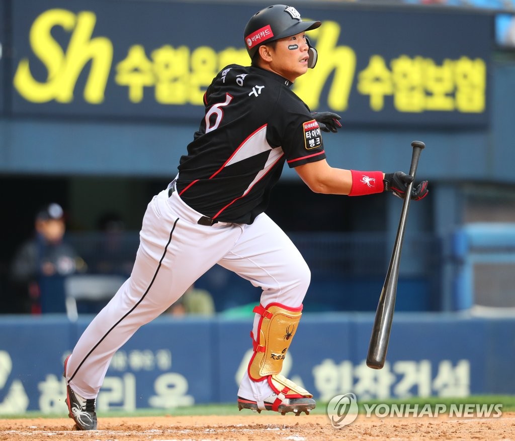 In this file photo from April 15, 2018, Park Kyung-su of the KT Wiz hits an RBI double against the LG Twins in the top of the eighth inning of a Korea Baseball Organization regular season game at Jamsil Stadium in Seoul. (Yonhap)
