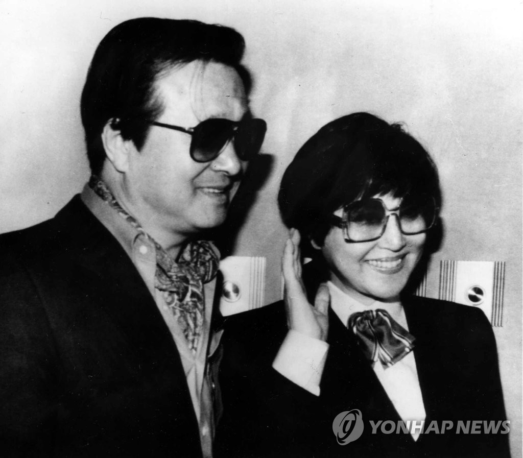 북한 탈출 후 워싱턴 기자회견하는 최은희 신상옥 부부