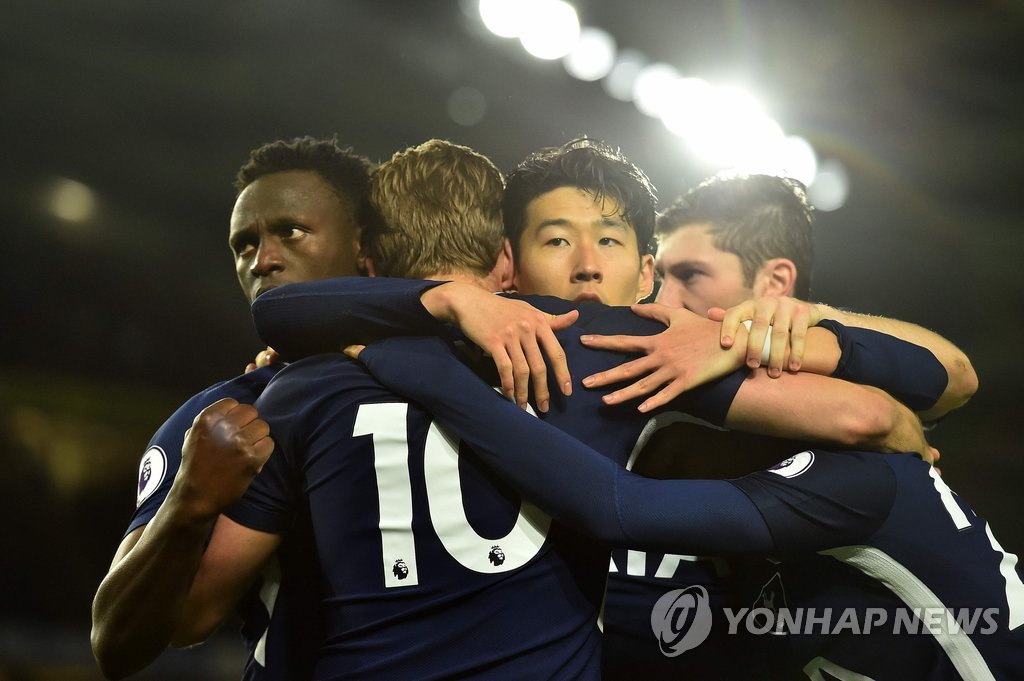 (브라이턴 AFP=연합뉴스) 17일(현지시간) 영국 브라이턴 팔머 스타디움에서 열린 2017-2018 프리미어리그 브라이턴 호브 앨비언과 경기에서 토트넘 홋스퍼의 해리 케인(10)이 득점 후 어시스트한 손흥민(오른쪽에서 두 번째)과 기쁨을 나누고 있다. gin@yna.co.kr