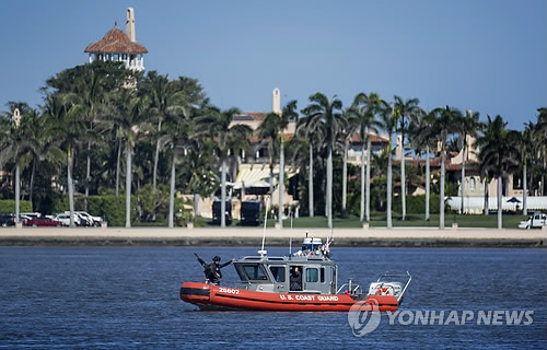 (팜비치<미 플로리다주> EPA=연합뉴스) 마러라고 리조트 밖 해안에 해안경비대 보트가 경비 중인 모습. bulls@yna.co.kr