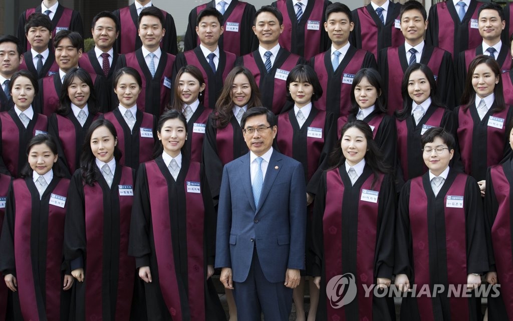 기념촬영하는 신임검사들