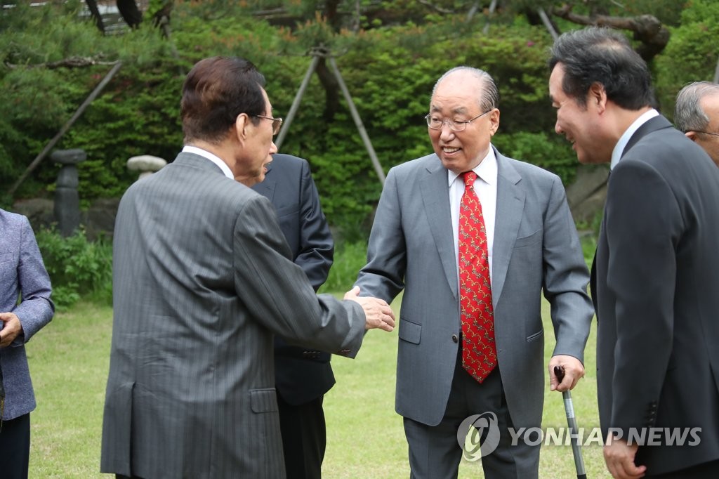 노신영 전 총리와 인사하는 고건 전 총리
