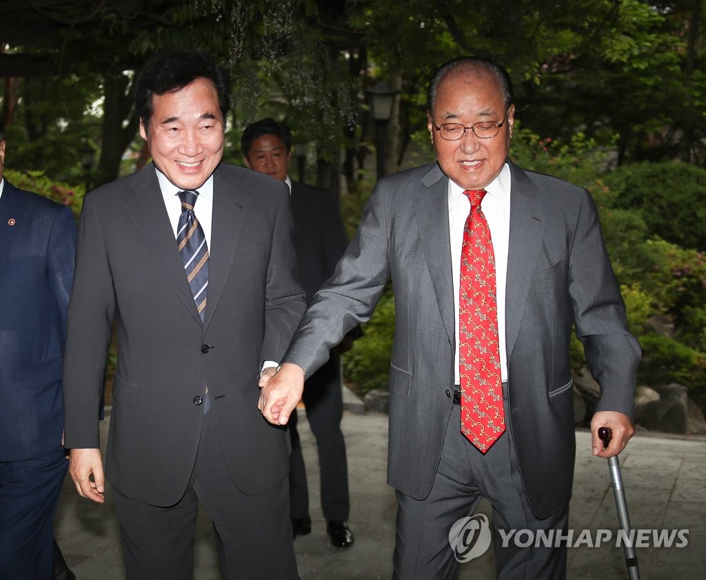 노신영 전 총리 안내하는 이낙연 총리