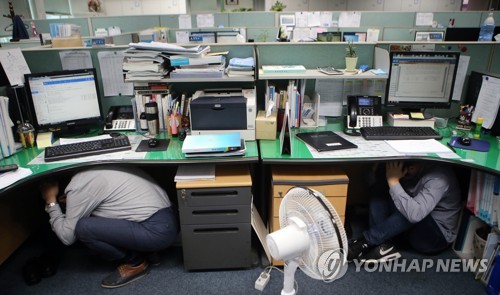 지진 대피훈련…책상 아래 들어가서 대기