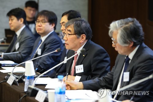 금융감독 자문위원에게 인사말하는 윤석헌
