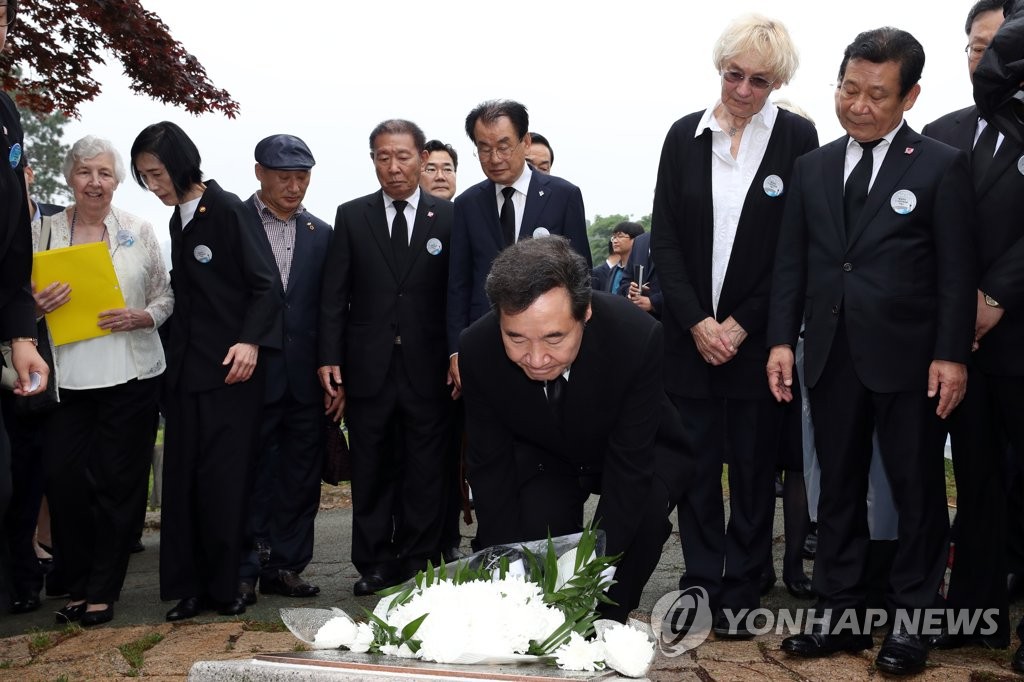 힌츠페터 추모비 참배하는 이낙연 총리