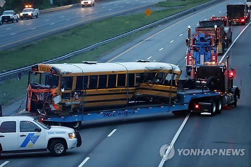 美뉴저지 고속도로서 견인되는 사고 스쿨버스