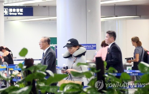 '방중' 북한 참관단 배웅하는 지재룡 북한대사