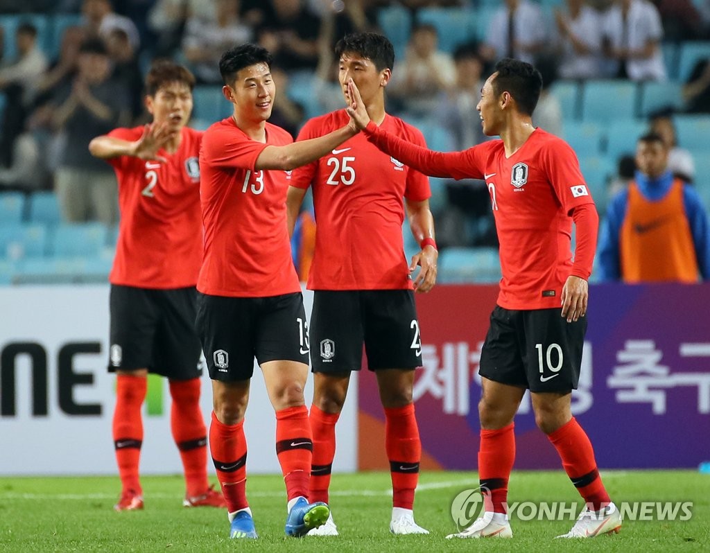손흥민 문선민, 골 듀오 하이파이브