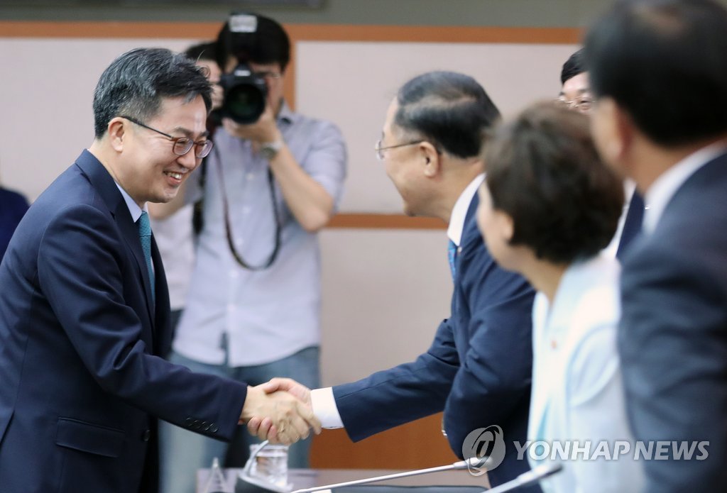 악수하는 경제부총리-국무조정실장