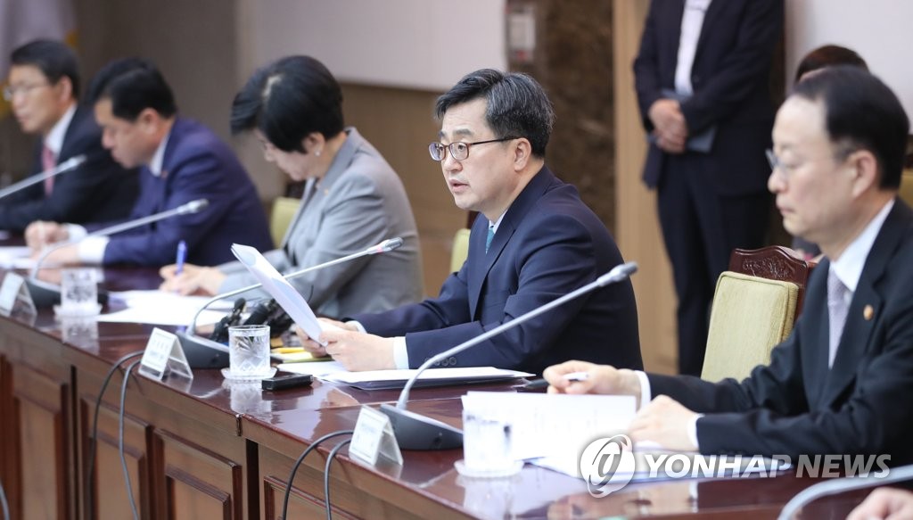 발언하는 경제부총리
