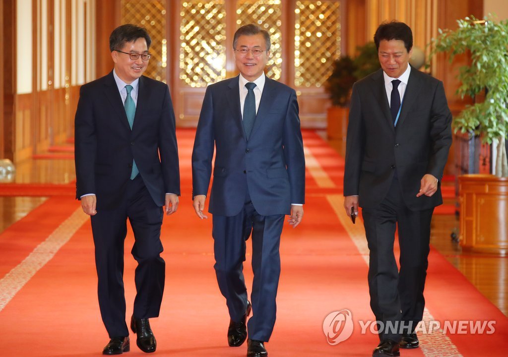 문 대통령, 경제부총리·비서실장과 함께