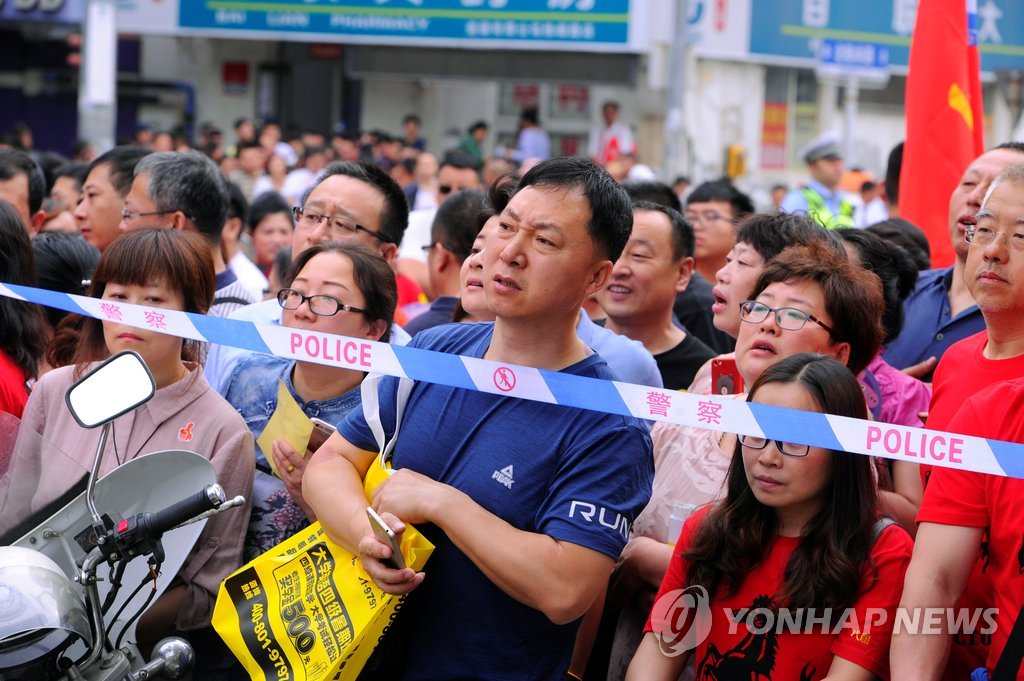 중국 대입시험 '가오카오' 첫날…애타는 학부모들