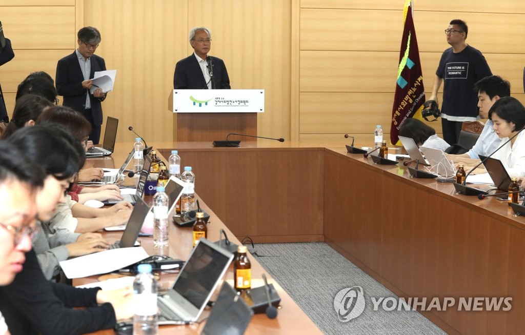 발언하는 문성현 위원장