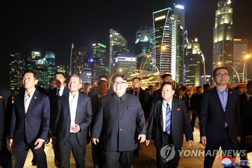 북한 노동신문, 김정은 싱가포르 명소 참관 보도
