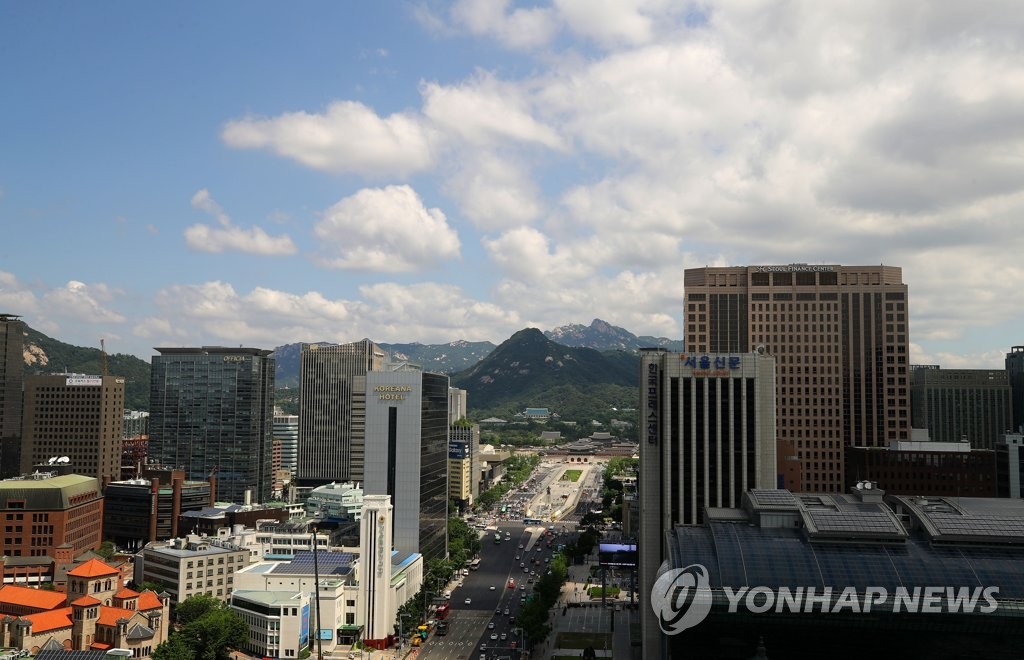 모처럼 쾌청한 서울 광화문 하늘