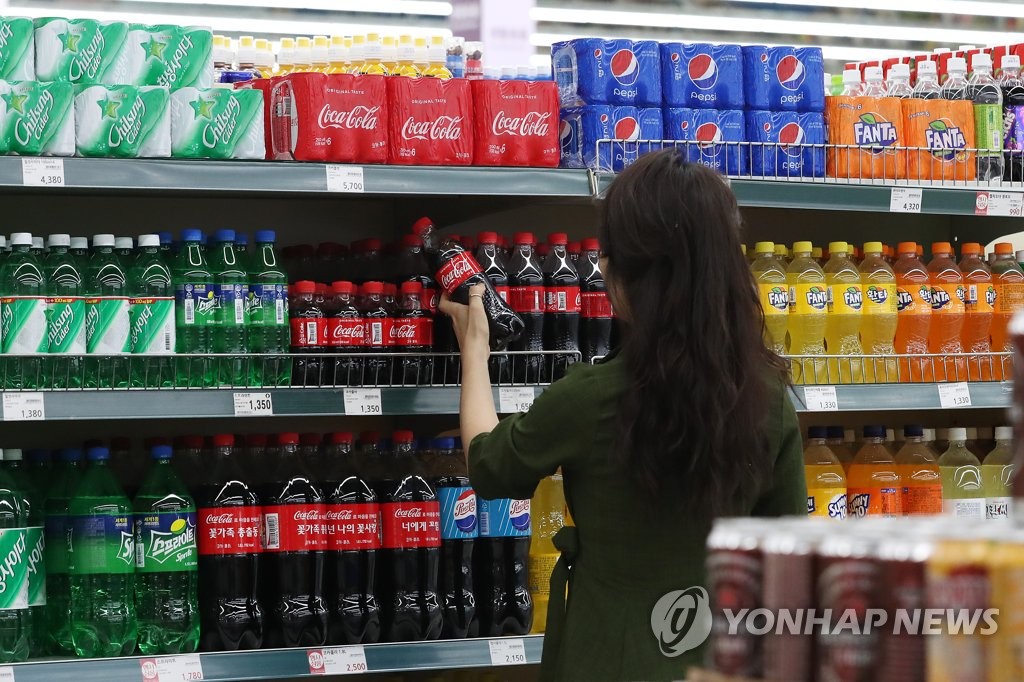 서울의 한 대형마트 음료수 판매대
