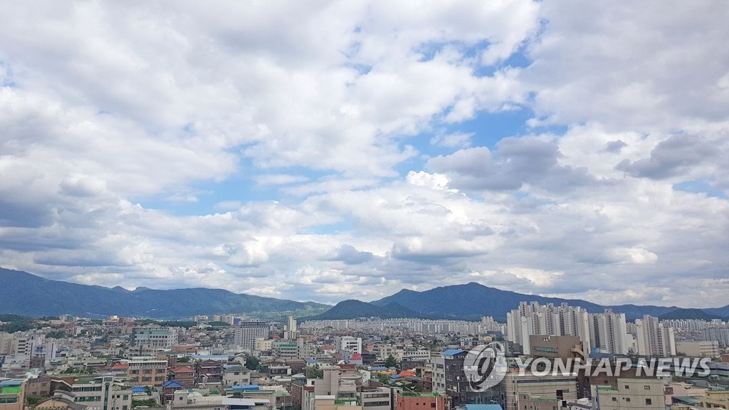 구름 펼쳐진 하늘