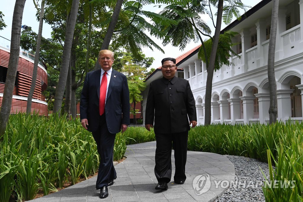 짧지만 강렬한 김정은·트럼프의 '카펠라 산책'