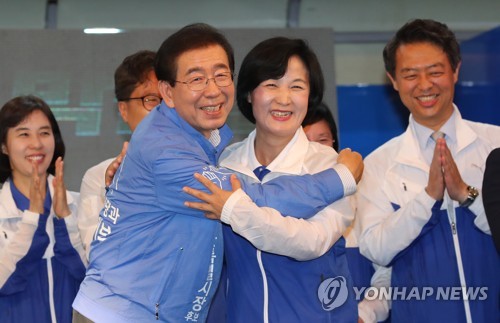 추미애 대표와 포옹하는 박원순